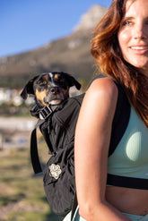een vrouw met haar hond in een hondenrugzak van Homies Dogwear in Kaapstad